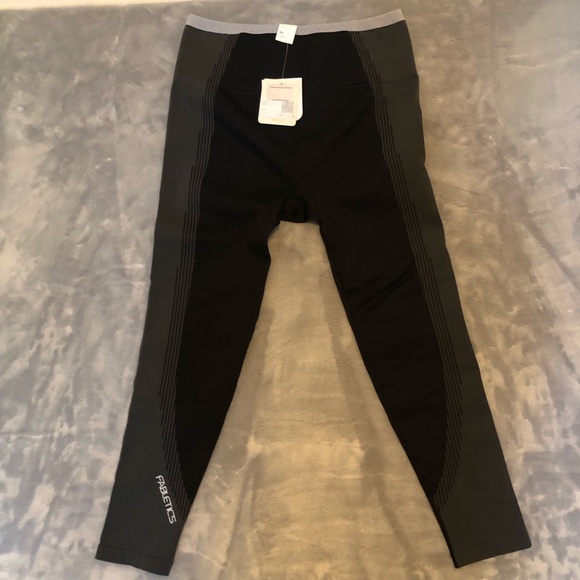 Fabletics  Low Impact Bra and High Waisted Leggings Grey/Black Size M NWT - Picture 6 of 11